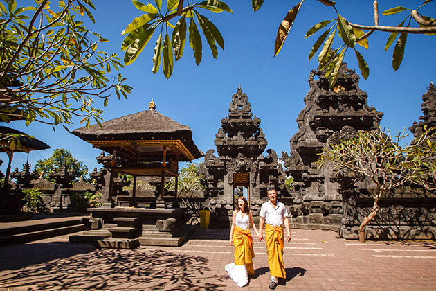 Couple in CambodiaDan James Group in Myanmar - Multi-country Asia Tours