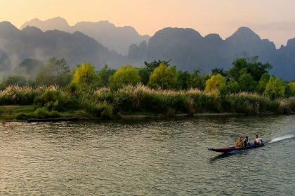 boat trip in vang vieng laos