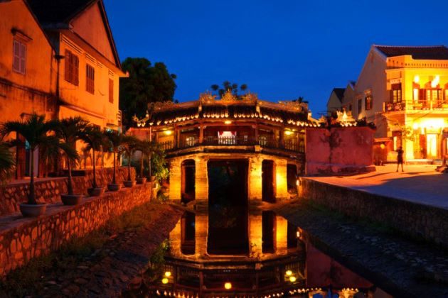 japanese covered bridge in hoi an vietnam