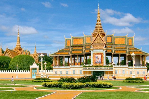 royal palace in phnom penh cambodia