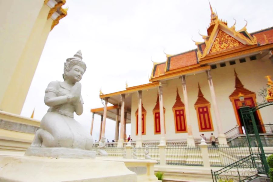 royal palace in phnom penh in cambodia